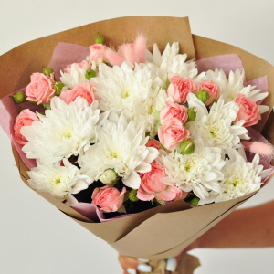 Хризантема и кустовые розы в букете "Персиковый поцелуй"