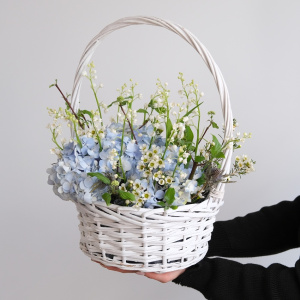 Ландыши и голубая гортензия в корзинке