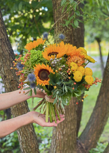 Подсолнухи, хризантема и ягоды в букете "Солнечный вальс"