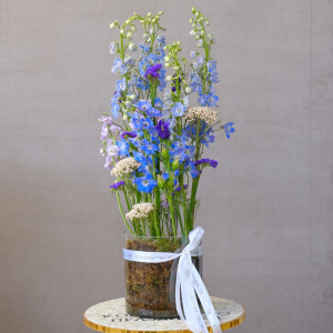 Букет в вазе. Дельфиниум и колокольчики в композиции "Сны Океана"