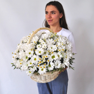 Хризантема и ромашки в корзине "Привет, ромашки"