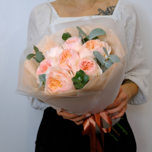 Пионовидные розы Джульетта с эвкалиптом, 7 штучек