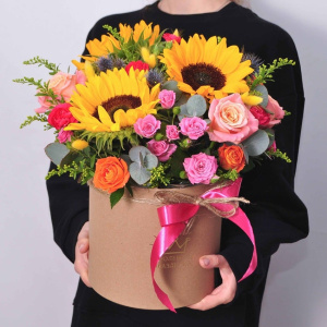 Подсолнухи в ярком букете в коробке