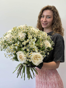 Ромашки и пионовидные розы в садовом букете