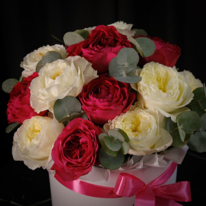 Дорогие пионовидные розы в коробке "Яркий микс"