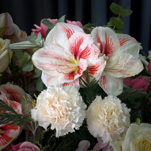 Розовые амариллисы и пионовидные розы в большой корзине