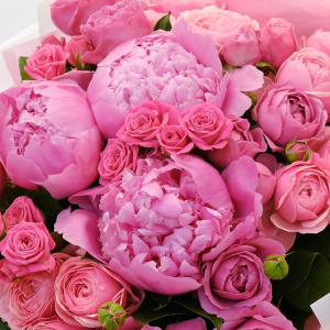 Пионы и пионовидные розы в букете "Тайна розового ветра"