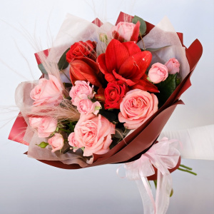 Амариллис и пионовидные розы в букете "Алая заря"