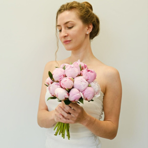 Букет невесты с розовыми пионами Сара Бернар 