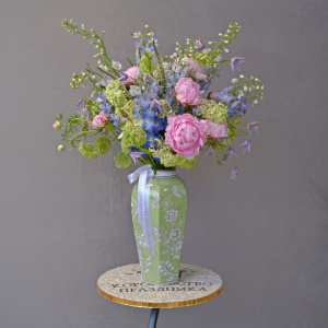 Букет в вазе от шеф-Флориста. Пионы Сара Бернар и голубой дельфиниум "Под небом голубым"