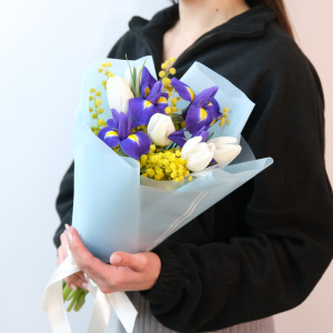 Ирисы, мимоза и тюльпаны в весеннем букете