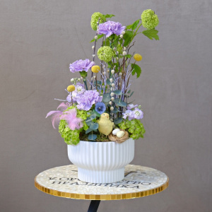 Композиция на Пасху: диантусы, гортензия и верба в стильном кашпо