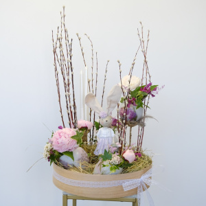 Букет на пасху. Яйца ручной работы с живыми цветами: пионы и клематисы с сувениром «Зайка» в круглом ящике