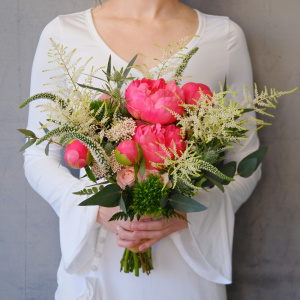 Букет невесты с коралловыми пионами и астильбой "Бохо-микс"