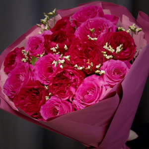 Красные пионовидные розы, 15 штучек (Английские розы Дэвида Остина)