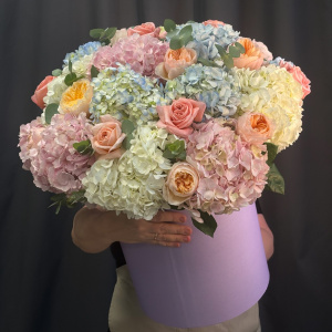 Пионовидные розы и гортензии в большой коробке