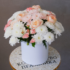 Нежные кустовые хризантемы и пионовидные розы в коробке «Сахарная вата»