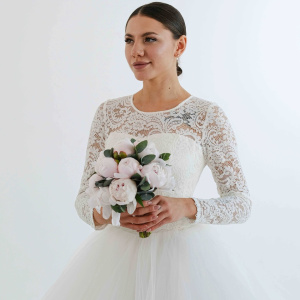 Белые пионы для изящной невесты в букете «Пленительное счастье»