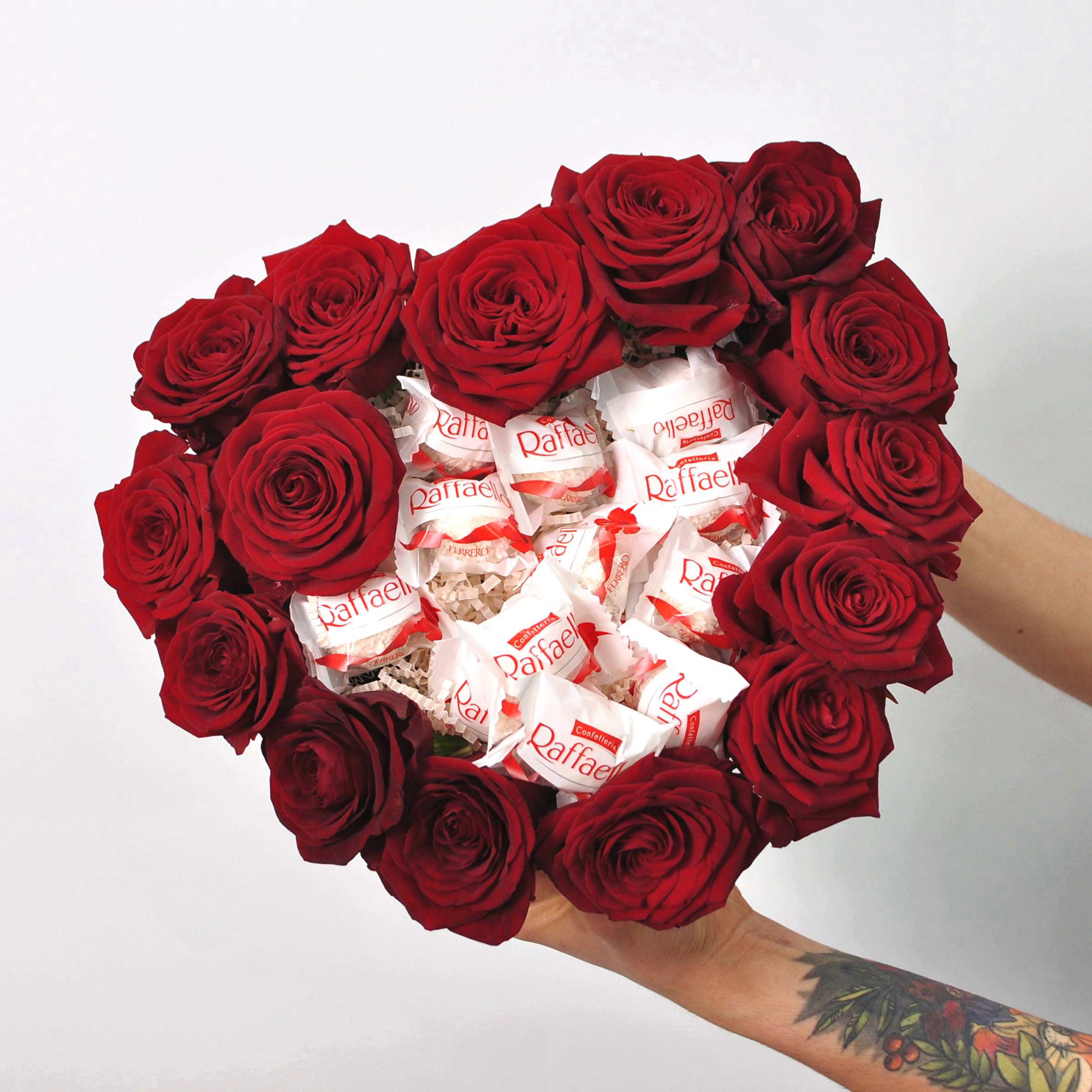 Красные розы и конфеты Рафаэло в коробке - сердце