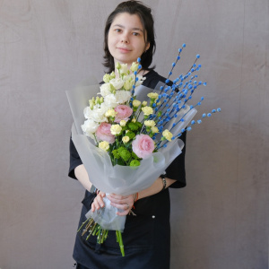 Букет на Пасху: голубая верба, эустома и ранункулюсы