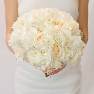 Букет невесты с белой гортензией и розами "Притяжение"