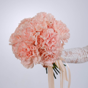 Кружевные персиковые диантусы в букете "Божественная красота"