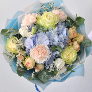 Голубая гортензия и розы "Голубое облачко"