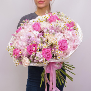 Гортензии, розы и ромашки в большом букете "Воздушные грёзы"