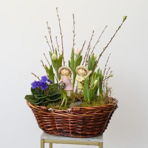 Букет на пасху! Луковичные тюльпаны, фиалка и верба в корзинке с сувенирами