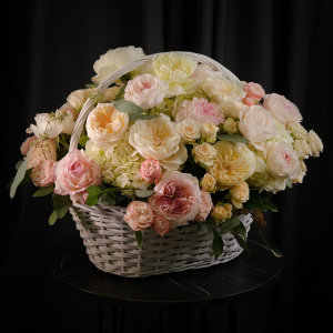 Кустовые и дорогие пионовидные розы в пышной ароматной корзине