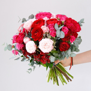 Ранункулюсы и пионовидные розы в ярком букете "Казанова"