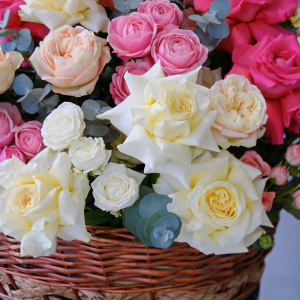 Нежный микс из французских, кустовых и ароматных роз в большой корзине "Облако Грёз"