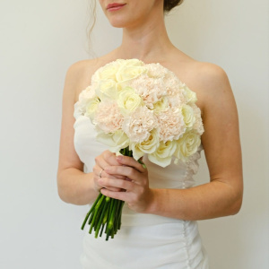 Букет невесты с розами и гвоздиками "Дыхание любви"