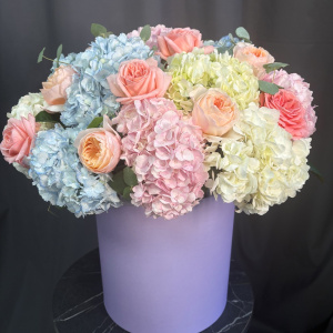 Пионовидные розы и гортензии в большой коробке