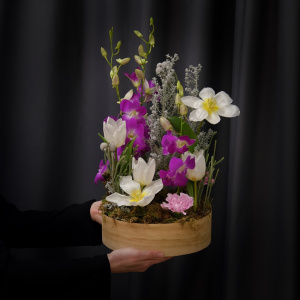 Белые тюльпаны и орхидея дендробиум в ящичке