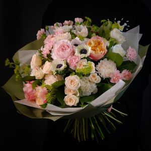 Дорогие сортовые пионовидные розы и анемоны в романтичном букете