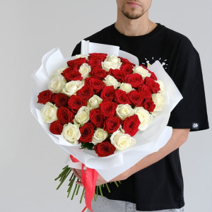 Красные и белые розы 60 см, 51 шт. Ваза в подарок!