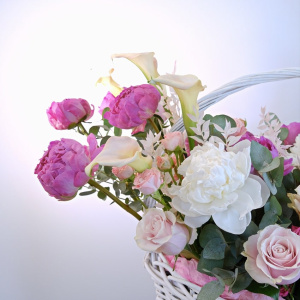 Пионы, каллы и розы в большой эффектной корзине "Букет Мечты"