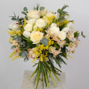 Пионовидные розы, мимоза и белые тюльпаны в весеннем букете