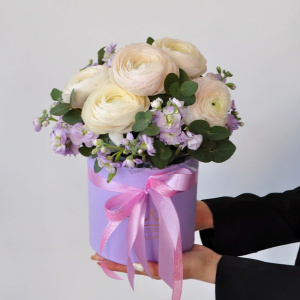 Ранункулюсы (лютики) в сиреневой коробочке