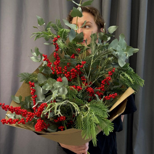 Зеленый букет для интерьера: мимоза, илекс и эвкалипт