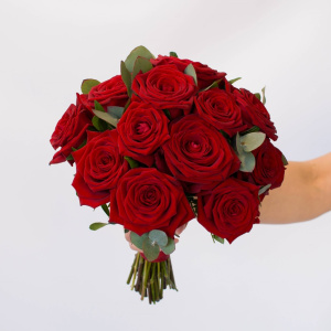 Букет невесты из красных ароматных роз с эвкалиптом