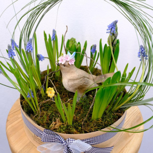 Садик с первоцветами: гиацинты и мускари с сувениром «Ранняя пташка»