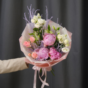 Розовые пионы и эустома в нежном букете