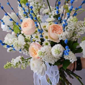 Букет на Пасху: голубая верба, ранункулюсы, сирень и розы 