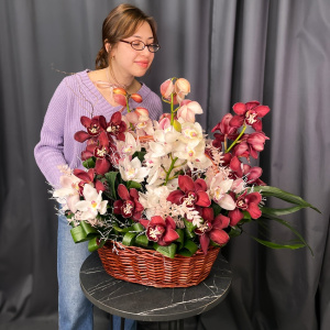 Орхидеи Цимбидиум в роскошной интерьерной корзине