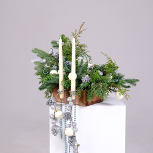 Новогодняя композиция из нобилиса с парящими свечами "Зимняя пташка"