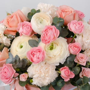 Ранункулюсы и пионовидные розы в композиции "Дива"