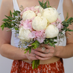Букет невесты с розовой гортензией и белыми пионами 