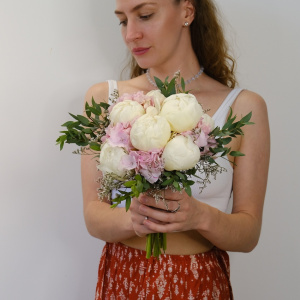 Букет невесты с розовой гортензией и белыми пионами 